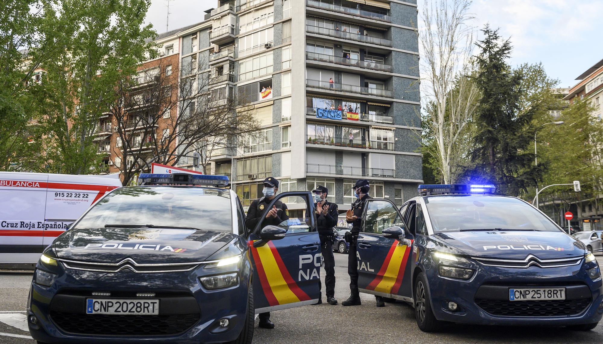 Policía nacional durante los aplausos frente a la Jiménez Díaz